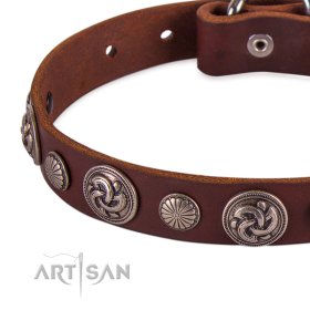 Zierliches Lederhalsband mit gravierten Stahl-Platten von FDT Artisan