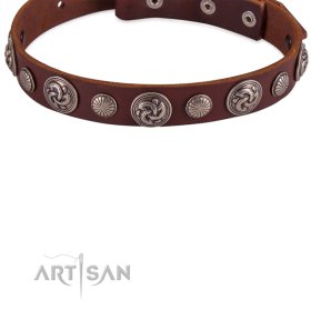 Zierliches Lederhalsband mit gravierten Stahl-Platten von FDT Artisan