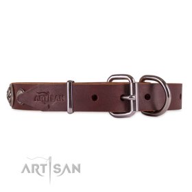 Zierliches Lederhalsband mit gravierten Stahl-Platten von FDT Artisan