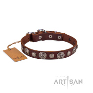 Zierliches Lederhalsband mit gravierten Stahl-Platten von FDT Artisan